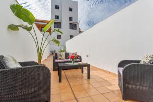 a living room with two chairs and a table at Apartamento Rolycar 101 in Icod de los Vinos