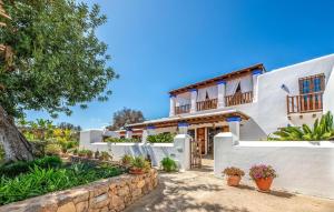 a white house with plants in front of it at Can Andreuet in Sant Carles de Peralta