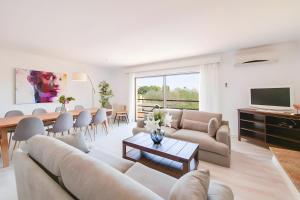 a living room with a couch and a table at Tres Palmeras in Calas de Mallorca