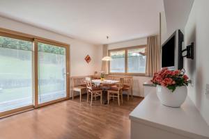 a living room with a table and a dining room at Hilber Sass Rigais in Villnoss