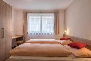 two beds in a bedroom with a window at Hilber Sass Rigais in Villnoss