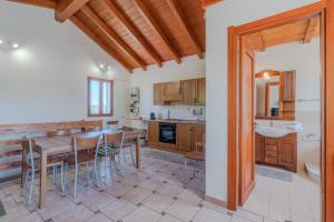 a kitchen and dining room with a table and chairs at Le colline sul mare in Sortino