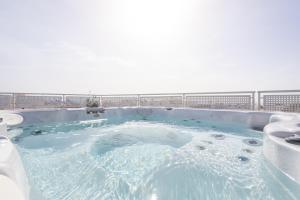a jacuzzi tub with blue water in it at Terraza Mar y Montaña in Nerja