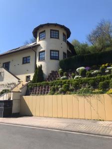 a house with a retaining wall with plants on it at Gemütliche Einliegerwohnung in Imsbach