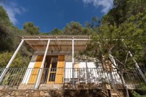 a house with a fence in front of it at Casa delle Pigne in Camporeale