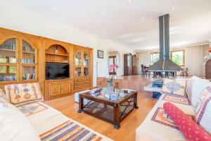 a living room with two couches and a table at Villa Quesada in Paguera