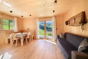 a living room with a couch and a table at Gögelehof in San Martino