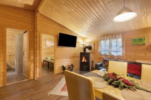a dining room with a table and a fireplace at Ferienhaus Waldblick in Berlin
