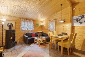 a living room with a couch and a table at Ferienhaus Waldblick in Berlin