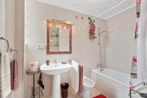 a bathroom with a sink and a toilet and a tub at Sanpolicarpo in Torrevieja