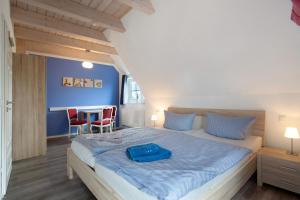 a bedroom with a bed and a table and chairs at Ferienhaus Seestern in Dranske