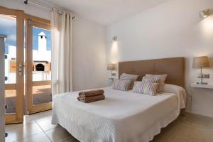 a bedroom with a bed with two towels on it at La Mariana in Punta Mujeres