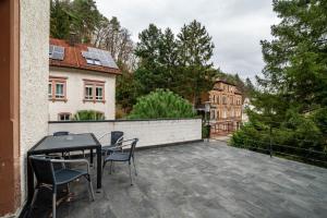 a patio with a table and chairs on a balcony at Luise in Bad Bergzabern