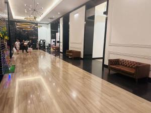 a lobby with a couch and people in a building at Chamber Haven KLCC in Kuala Lumpur +73 photos