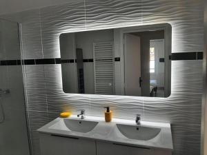 a bathroom with two sinks and a large mirror at Le beau 25 République in Montauban +12 photos