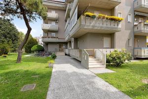 a building with a balcony with flowers on it at Mansarda di Ponente in Caorle