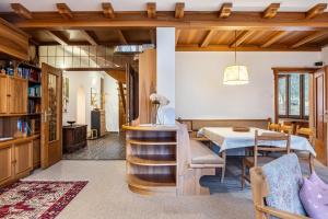 a kitchen and dining room with a table and chairs at Villa Pinie Apt 1 in Terlano
