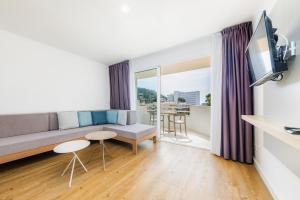 a living room with a couch and a table at Apartament Massanet 2a in Canyamel