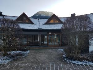 a house with a mountain in the background at Ferienwohnung Älple im Sonnenpark in Bad Hindelang