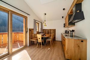 a kitchen and dining room with a table and chairs at Grogg 608 Apt I I in Martello