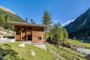 a small wooden cabin on a hill with a mountain at Grogg 608 Apt I I in Martello