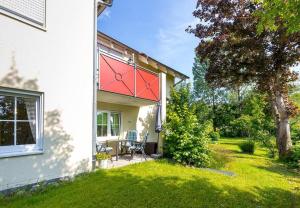 a house with a porch with a table and chairs at Ferienwohnung Manns in Bettnau