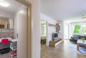 a living room with a couch and a television at Ferienwohnung Manns in Bettnau