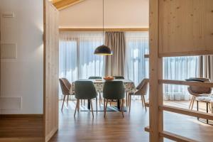 a dining room with a table and chairs at Les Ciases Chalets Dolomites Apt 4 in San Vigilio Di Marebbe