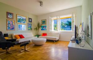 Televízia a/alebo spoločenská miestnosť v ubytovaní Maestro Duplex Istarska Apartment