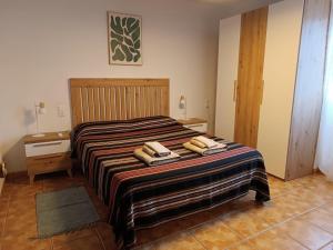a bedroom with a bed with towels on it at Antiga escola de Molinell in Culla