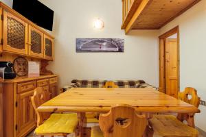 a dining room with a wooden table and chairs at Residence Asfodeli E4 in San Teodoro