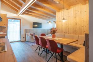 a kitchen and dining room with a table and chairs at App. Erta - Ciasa Lavarella in San Vigilio Di Marebbe