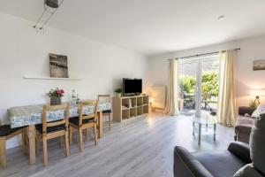 a living room with a dining room table and a couch at Niebüllhus in Niebüll