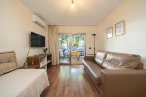 a living room with a couch and a television at Apartamentos Salou - 112 in Salou