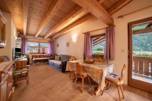 a living room with a table and a couch at Sonnenparadies Apartement 4 in Saltusio