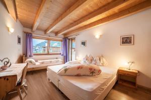 a bedroom with two beds and a window at Sonnenparadies Apartement 4 in Saltusio