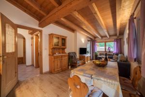 a kitchen and living room with a wooden ceiling at Sonnenparadies Apartement 4 in Saltusio