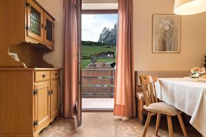 a dining room with a table and a window at Ferienwohnung 2 Vikoler in Vols am Schlern