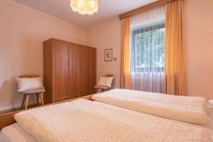 a bedroom with two beds and a window at Ferienwohnung 2 Vikoler in Vols am Schlern