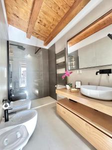 a bathroom with two sinks and a large mirror at Civico5 - Spazioso appartamento 110 mq a Cefalù in Cefalù +41 photos