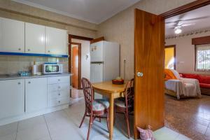 a kitchen and dining room with a table and chairs at Las Pedrizas in Pilar de la Horadada