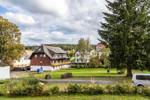a town with houses and a van parked in a field at Fewo Luzia in Schönwald