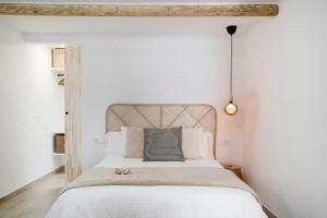 a bedroom with a large bed with a wooden headboard at Apartamento Pitaya in Arrecife