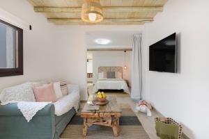 a living room with a couch and a table at Apartamento Pitaya in Arrecife