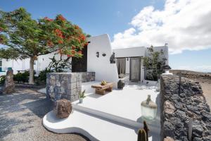 a white house with a tree in the yard at Apartamento Pitaya in Arrecife
