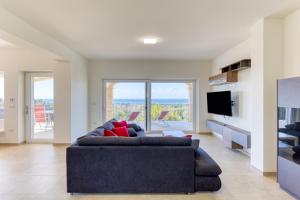a living room with a couch and a tv at Villa Bianca Appartament in Ugento