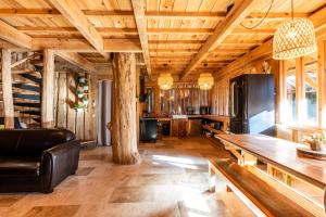 a living room with a wooden ceiling and a table at Villa Bayani Été in Lacanau