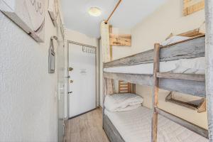 a bedroom with two bunk beds and a doorway at Cosy 4p, Pied des Pistes, Pra Loup in Uvernet