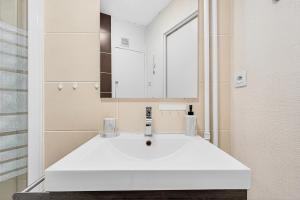 a bathroom with a white sink and a mirror at Cosy 4p, Pied des Pistes, Pra Loup in Uvernet +37 photos