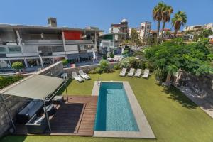 an overhead view of a swimming pool and a yard at Villa Playa del Duque in Adeje